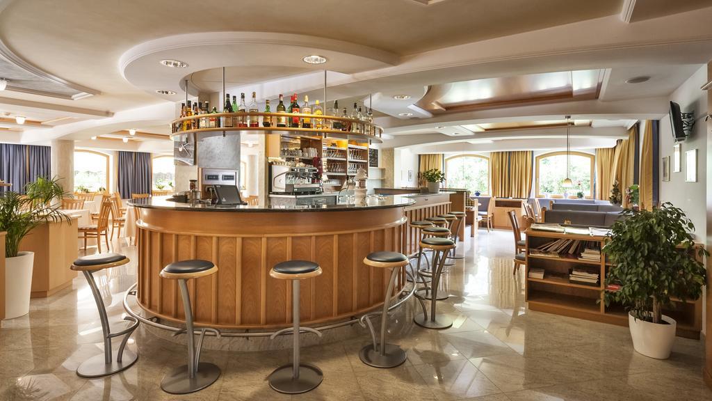 Hotel Bischofhof - Bistro Jasmin Chiusa Bagian luar foto